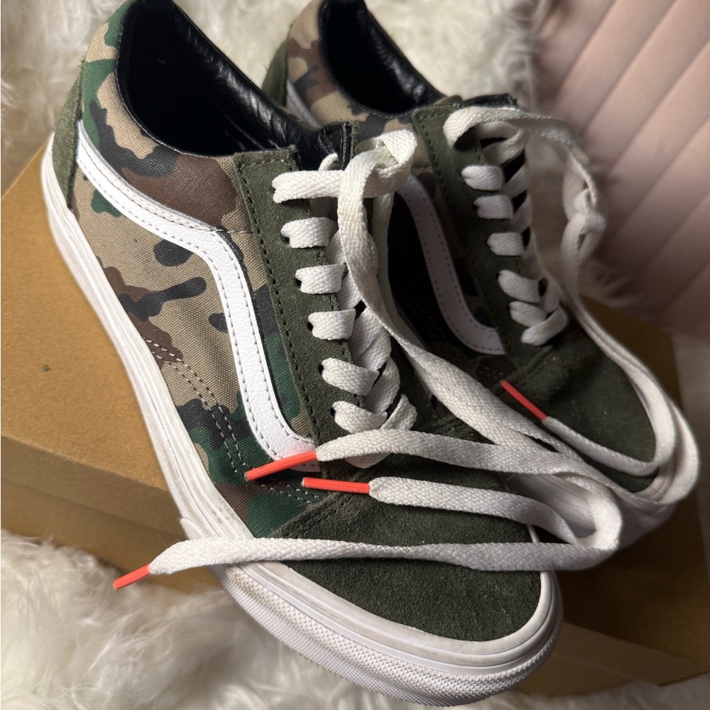 Vans Camouflage Green and White Sneakers in men’s 4.5 (women’s size 6)! 💚🤍🤎